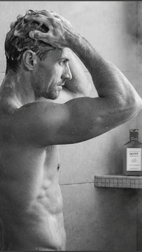 Man applying shampoo in the shower using DEPOT No.103 Hydrating Shampoo to moisturise dry hair and restore scalp comfort